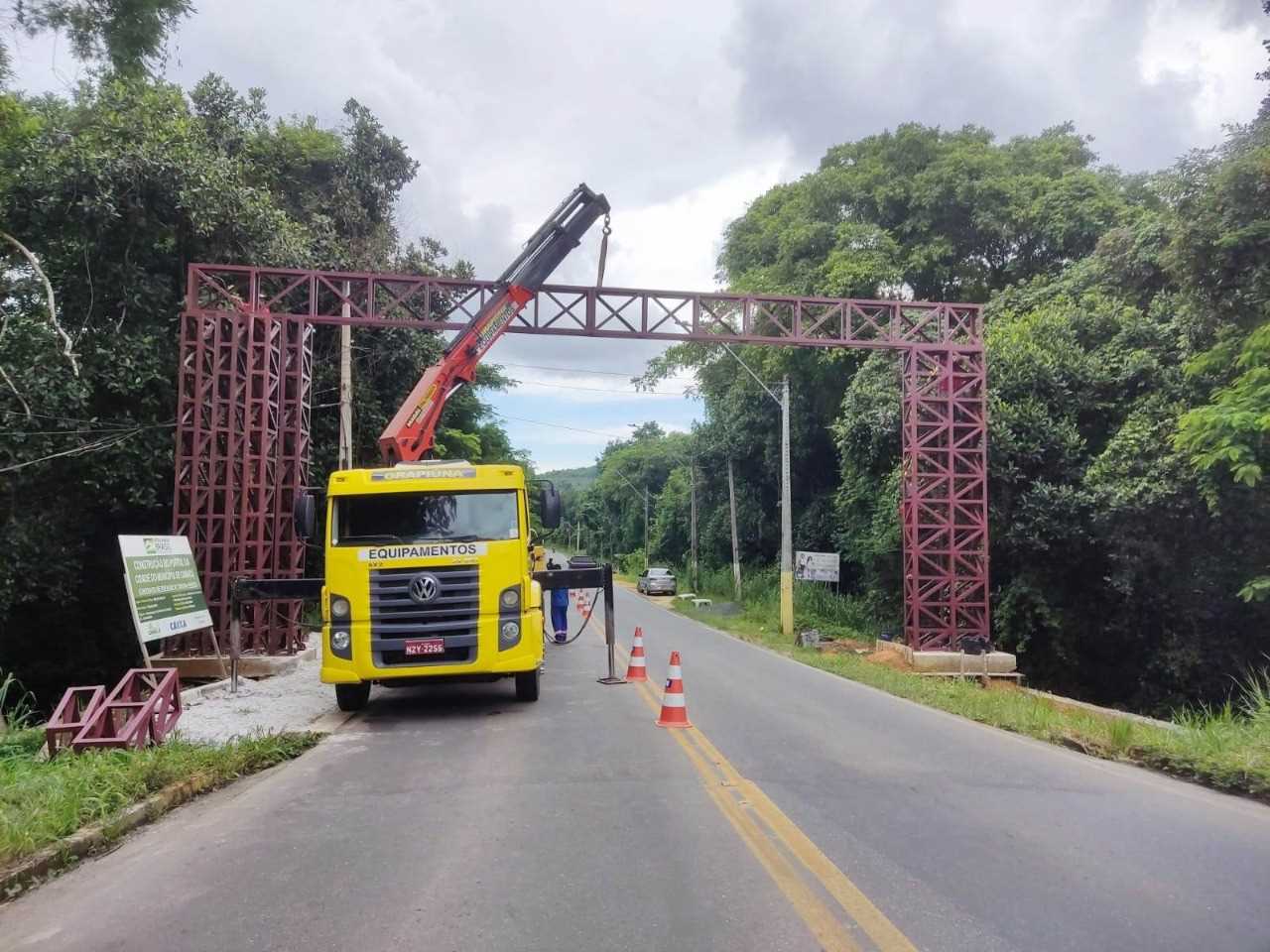 Camacã: Prefeito Paulo do Gás acompanha mais uma etapa da instalação do Portal na entrada da cidade
